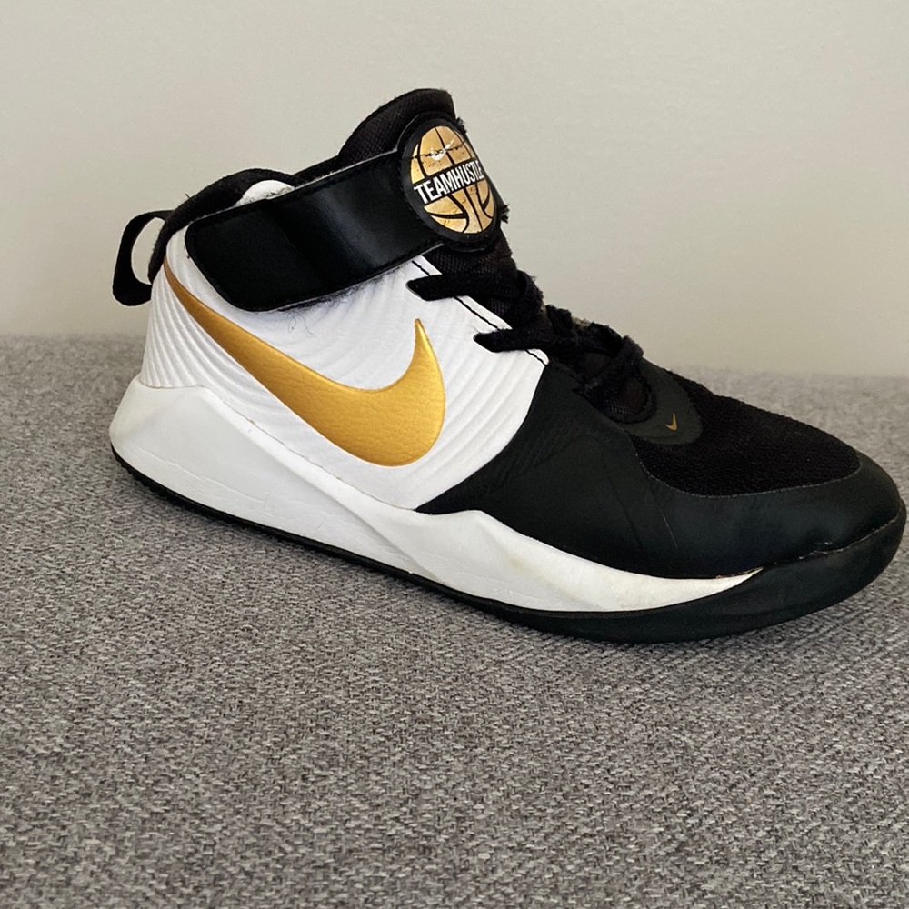 Nike team Hustle Kids shoes